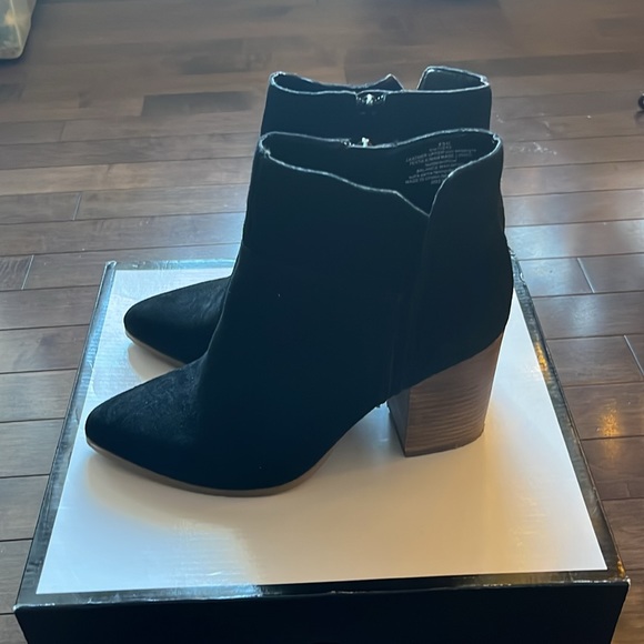 Nine West Suede ankle bootie (hoffleno) with chunky heel size 9 - Picture 2 of 7